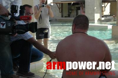 Vendetta in Dubai - preparing # Armwrestling # Armpower.net