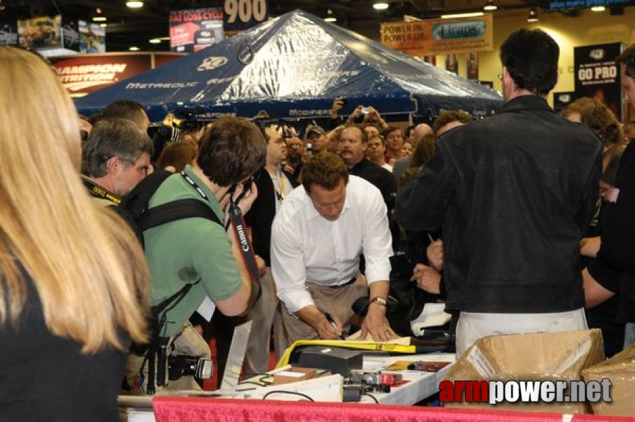 Arnold Classic 2009 - Arnold Schwarzenegger # Armwrestling # Armpower.net