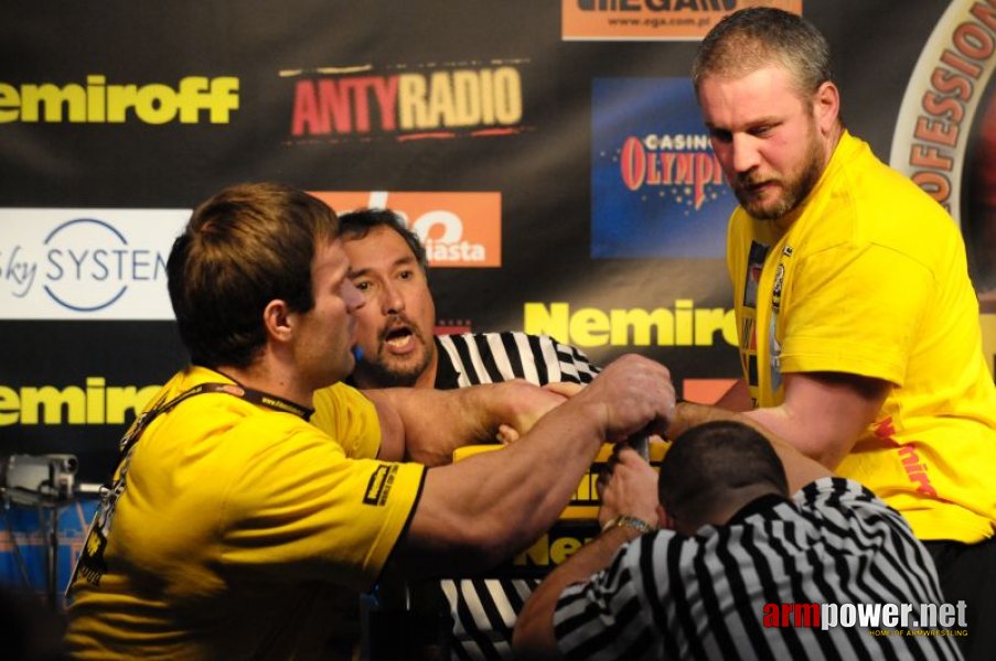 Nemiroff 2009 - Day 1 - Left hand # Siłowanie na ręce # Armwrestling # Armpower.net