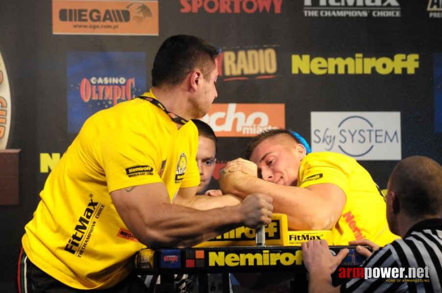 Nemiroff 2009 - Day 1 - Left hand # Siłowanie na ręce # Armwrestling # Armpower.net