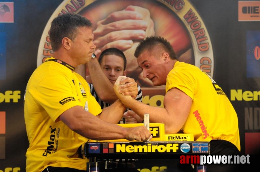 Nemiroff 2009 - Day 1 - Left hand # Siłowanie na ręce # Armwrestling # Armpower.net