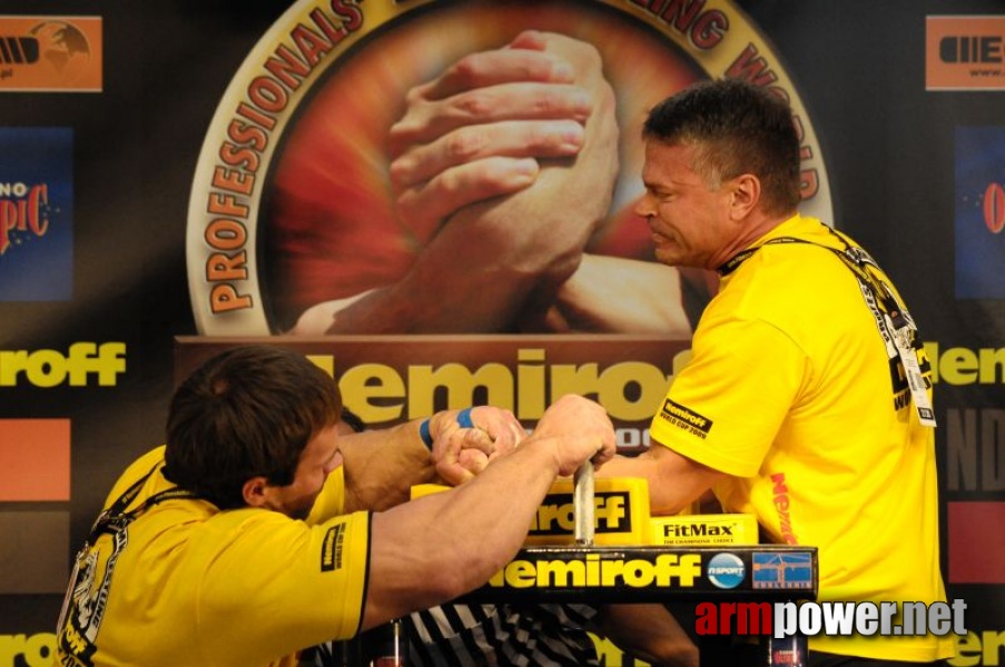 Nemiroff 2009 - Day 1 - Left hand # Siłowanie na ręce # Armwrestling # Armpower.net